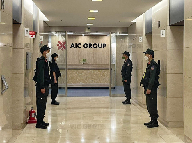 Lực lượng CSCĐ làm nhiệm bảo vệ trong quá trình khám xét tại trụ sở Công ty AIC (69 phố Tuệ Tĩnh). (Ảnh: Phạm Kiên - TTXVN) Khởi tố Nguyên Chủ tịch công ty AIC và Giám đốc Sở Y tế Đồng Nai ảnh 1