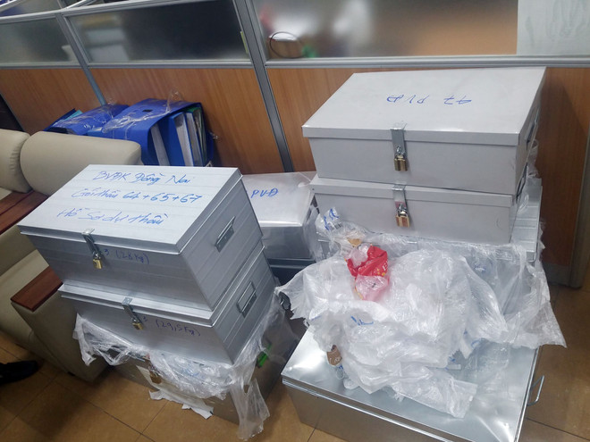 Nhiều tài liệu liên quan đến vụ án bị lực lượng chức năng thu giữ. (Ảnh: Phạm Kiên - TTXVN) Khởi tố Nguyên Chủ tịch công ty AIC và Giám đốc Sở Y tế Đồng Nai ảnh 2