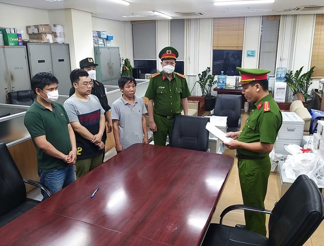 Lực lượng chức năng đọc lệnh bắt các bị can liên quan đến vụ án xảy ra tại Bệnh viện Đa khoa Đồng Nai, Công ty AIC và các đơn vị liên quan. (Ảnh: Phạm Kiên - TTXVN) Khởi tố Nguyên Chủ tịch công ty AIC và Giám đốc Sở Y tế Đồng Nai ảnh 4