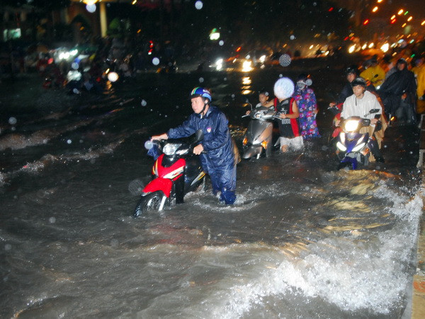 Gió Đông đẩy mưa to dịch chuyển dần ra Bắc Trung Bộ ảnh 1