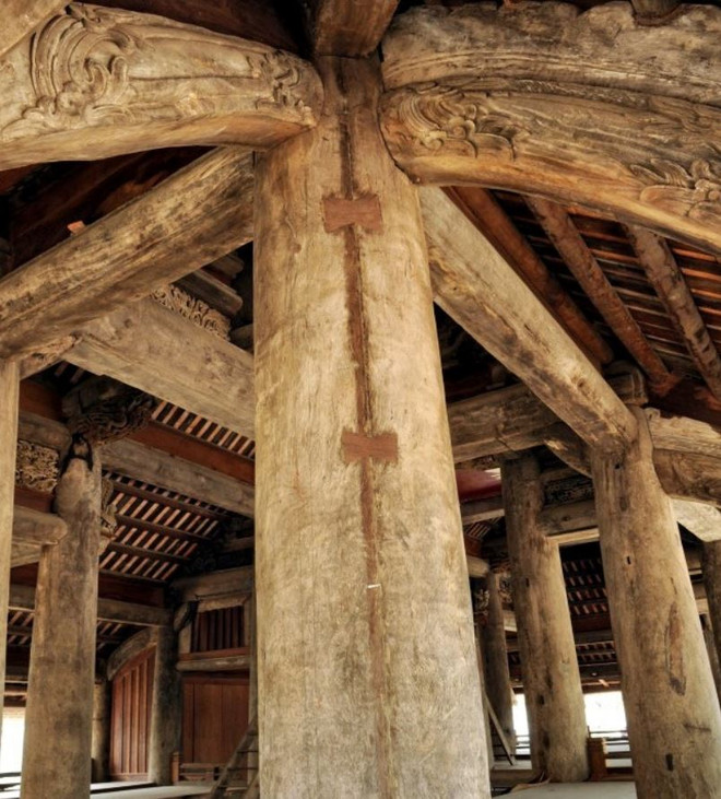 Những cột cái ở gian chính điện đình Chu Quyến đều được làm bằng gỗ lim, một số cột có đường kính lên tới 80cm. (Ảnh: Trần Thanh Giang/Báo ảnh Việt Nam) 0812chuquyen3-3682.jpg