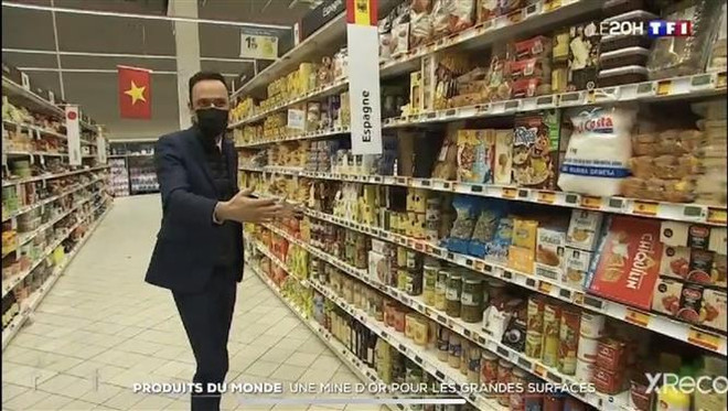 Kênh truyền hình TF1 đưa thông tin về Nem của Việt Nam tại siêu thị Carrefour, Pháp. (Ảnh: Thu Hà/TTXVN) Nem Việt Nam - một trong những món ăn ưa thích hàng đầu của người Pháp ảnh 2