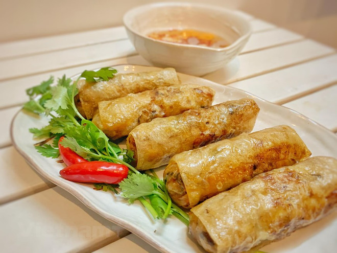 Món nem rán của Việt Nam hấp dẫn. (Ảnh: Mai Mai/Vietnam+) Nem Việt Nam - một trong những món ăn ưa thích hàng đầu của người Pháp ảnh 1
