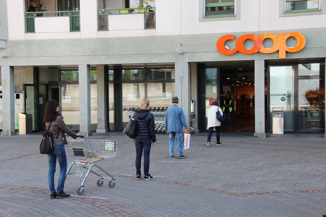 Dịch COVID-19: Hy Lạp xét nghiệm lưu động, Ukraine gia hạn phong tỏa ảnh 1