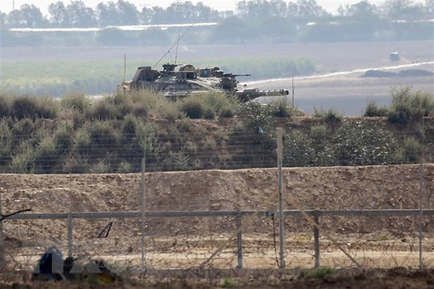 Xe quân sự Israel tuần tra tại khu vực giáp giới Dải Gaza sau xung đột với người biểu tình Palestine ngày 1/8/2019. (Nguồn: AFP/TTXVN) "Phát súng" của D.Trump cho hòa bình Trung Đông ảnh 1