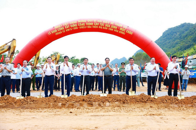 Thủ tướng Phạm Minh Chính và các đại biểu khởi công cao tốc Hòa Bình-Mộc Châu. (Ảnh: Dương Giang/TTXVN) ttxvn_thu_tuong_pham_minh_chinh_du_le_khoi_cong_cao_toc_hoa_binh-moc_chau_290924-2.jpg