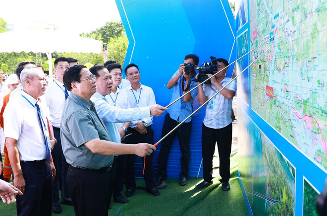 Thủ tướng Phạm Minh Chính kiểm tra hướng tuyến cao tốc Hoà Bình-Mộc Châu. (Ảnh: Dương Giang/TTXVN) ttxvn_thu_tuong_pham_minh_chinh_du_le_khoi_cong_cao_toc_hoa_binh-moc_chau_2909-1.jpg