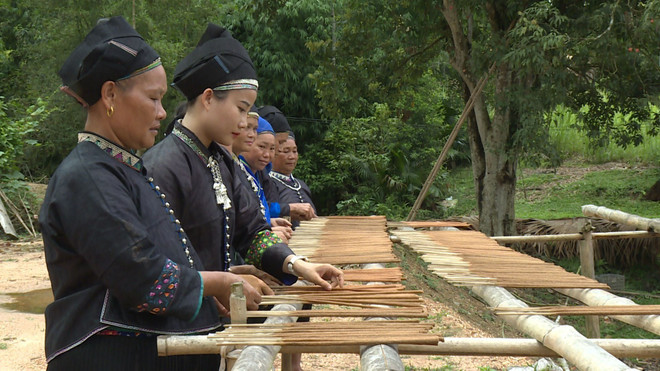 Người Nùng U ở thôn Hạ Lập, xã Bằng Lang, huyện Quang Bình (Hà Giang) phơi hương. (Ảnh: Nguyễn Chiến/TTXVN) Hà Giang: Đồng bào Nùng U giữ nghề làm hương truyền thống ảnh 2