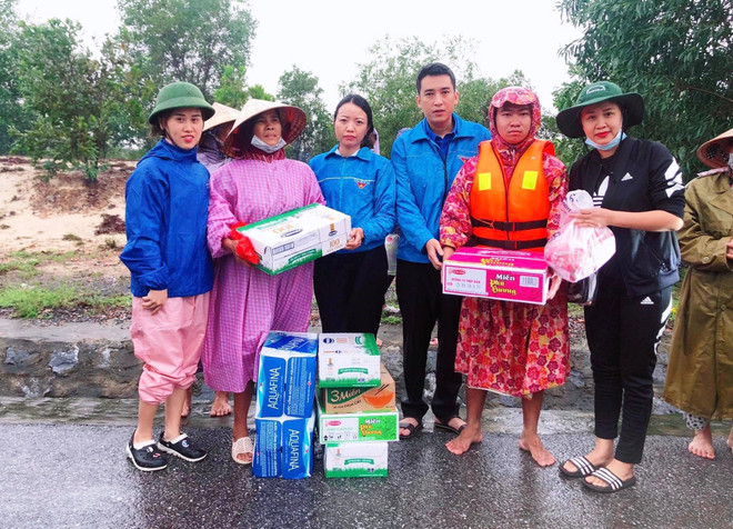 Quảng Bình: Diễn biến lũ lụt phức tạp, khó tiếp cận người dân vùng lũ ảnh 1