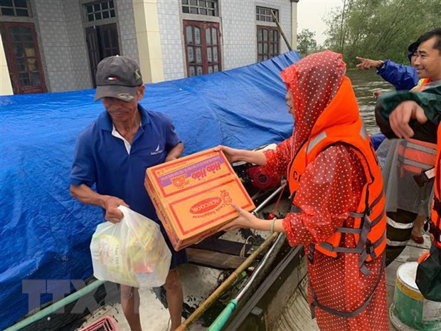 Hỗ trợ lương thực cho người dân vùng lũ. (Ảnh: TTXVN phát) Chủ động cung ứng đủ nguồn hàng cho người dân vùng lũ miền Trung ảnh 1