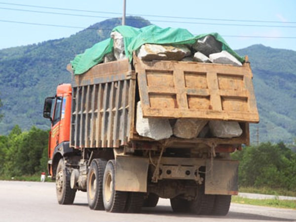 Xe chở vật liệu quá tải khiến tuyến đường xuất hiện vệt lún hằn bánh xe. (Ảnh: Cienco 4 cung cấp) Quốc lộ 1 đoạn Vinh-Hà Tĩnh mới khánh thành đã bị lún vì xe quá tải ảnh 1