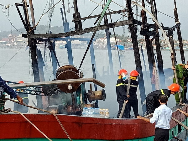 Nghệ An: Dập tắt hoàn toàn vụ cháy tàu cá, thiệt hại hơn 10 tỷ đồng ảnh 1