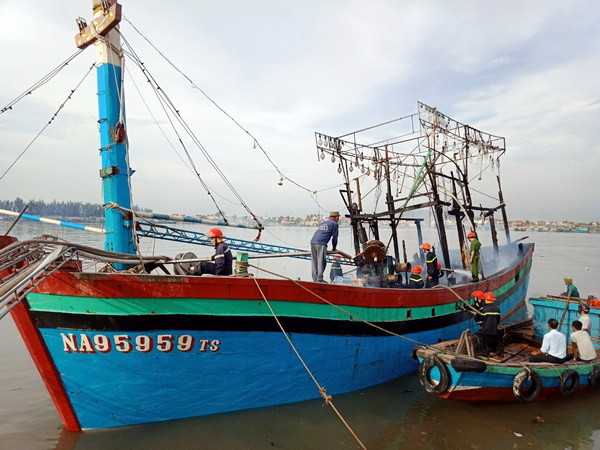 Tàu cá 12 tỷ đồng bất ngờ cháy trở lại sau khi được dập lửa ảnh 1