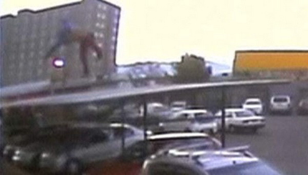 Nam thanh niên thoát chết thần kỳ khi rơi từ tầng 17 xuống đất ảnh 1