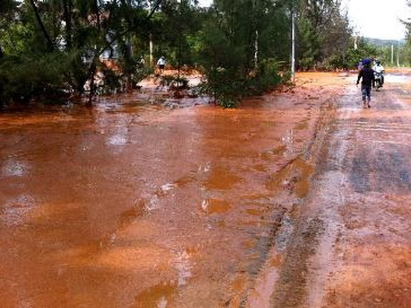 Tạm dừng sản xuất, khắc phục sự cố vỡ đập bùn đỏ ở Yên Bái ảnh 1