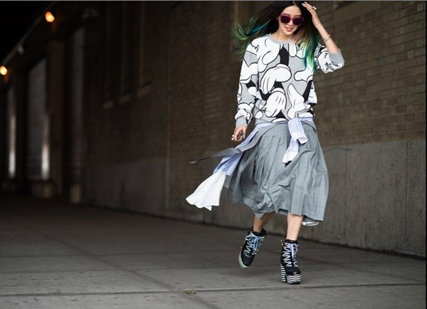 Màu ghi - Xu hướng thời trang "lập lờ" mà gây "bão" mùa Thu Đông ảnh 14