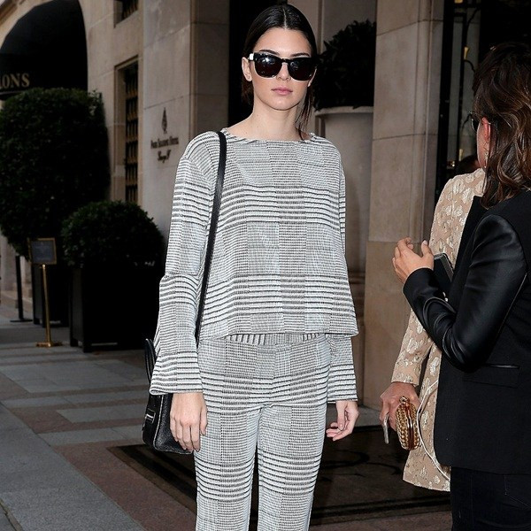 Màu ghi - Xu hướng thời trang "lập lờ" mà gây "bão" mùa Thu Đông ảnh 15