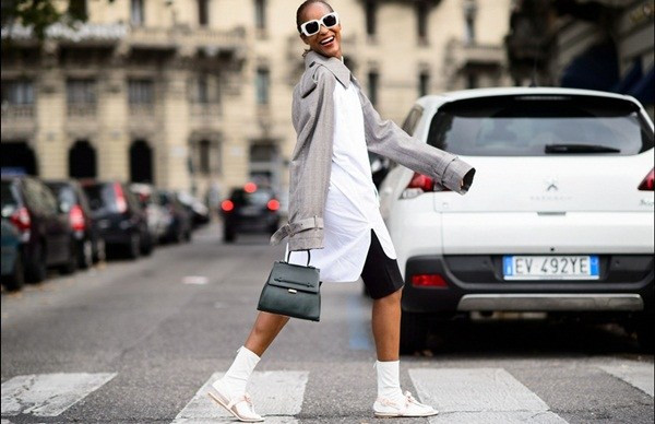 Màu ghi - Xu hướng thời trang "lập lờ" mà gây "bão" mùa Thu Đông ảnh 7
