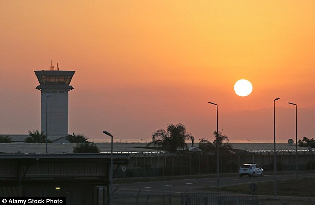 Những hình ảnh mới nhất từ hiện trường vụ máy bay bị bắt cóc ảnh 3