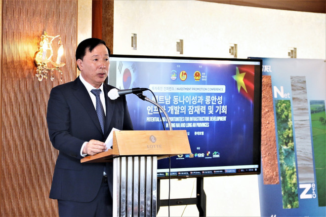 Chủ tịch Ủy ban Nhân dân Tỉnh Long An Nguyễn Văn Út phát biểu tại hội nghị. (Ảnh: Khánh Vân/TTXVN) TTXVN_2604LonganHanQuoc3.jpg