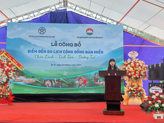 Giám đốc Sở Du lịch Hà Nội Đặng Hương Giang phát biểu tại lễ công bố Điểm đến du lịch cộng đồng bản Miền của người Dao Quần chẹt. (Ảnh: Đinh Thuận/TTXVN) TTXVN_2604nguoiDaoquanChet2.jpg
