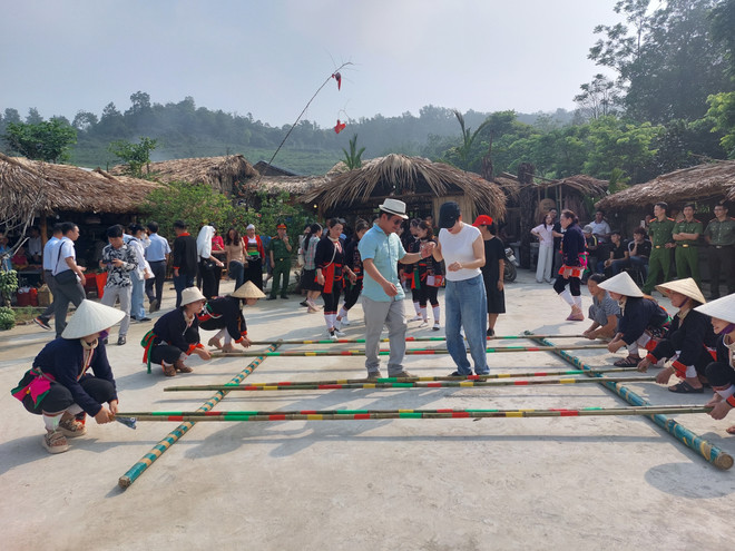 Du khách múa sạp tại Điểm du lịch cộng đồng bản Miền, Ba Vì. (Ảnh: Đinh Thuận/TTXVN) TTXVN_2604nguoiDaoquanChet3.jpg