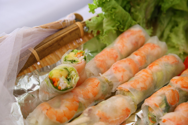 Món nem cuốn được bạn bè quốc tế rất yêu thích. (Ảnh: Hồng Minh/TTXVN) TTXVN_2604nemVietnam3.jpg
