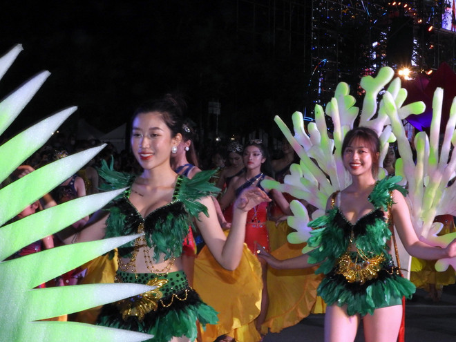 Các vũ công rực rỡ tham gia biểu diễn trên đường phố tại Lễ hội Carnaval Hạ Long 2023. (Ảnh: Thanh Vân/TTXVN) TTXVN_2604carnavalHalong.jpg