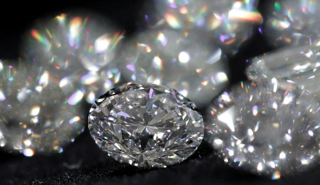 Những viên kim cương được nhà sản xuất kim cương Alrosa trưng bày giới thiệu tại Moskva, Nga ngày 13/2/2019. (Nguồn: Reuters) 5 quốc gia EU đưa ra đề xuất cấm nhập khẩu kim cương của Nga ảnh 1