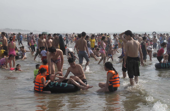 Du khách ùn ùn đổ về bãi biển Sầm Sơn dịp nghỉ lễ 30/4 và 1/5 ảnh 1