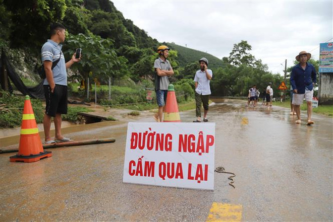 Nghệ An: Lũ ống bất ngờ trong đêm, nhiều hộ dân trở tay không kịp ảnh 5