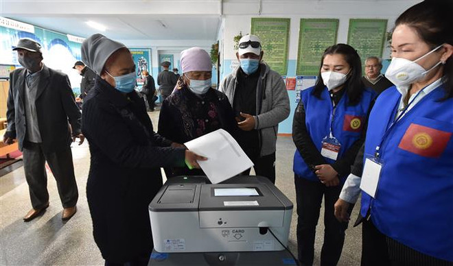 Cộng đồng quốc tế kêu gọi các bên ở Kyrgyzstan kiềm chế ảnh 1