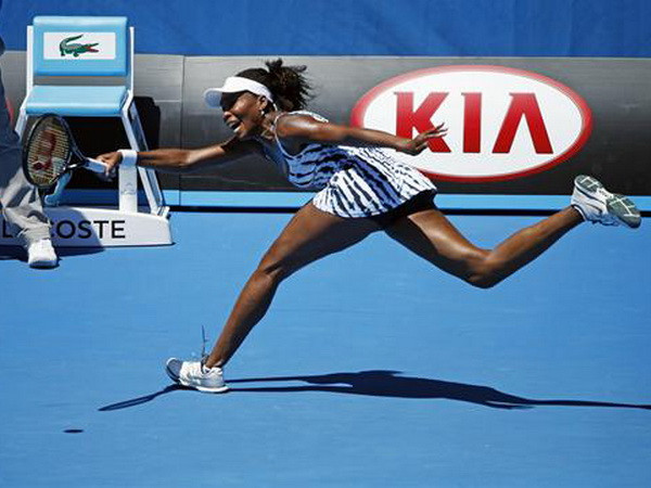 Venus bật bãi ngay ngày ra quân. (Nguồn: Reuters) Australian Open: Nhà Williams nhận cú sốc ngày ra quân ảnh 1
