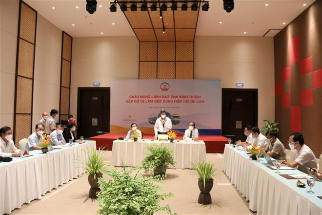 Quang cảnh buổi làm việc của Ủy ban nhân dân tỉnh Bình Thuận với Hiệp hội Du lịch tỉnh. (Ảnh: Nguyễn Thanh/TTXVN) Bình Thuận: Nhiều giải pháp tháo gỡ khó khăn để phục hồi du lịch ảnh 1
