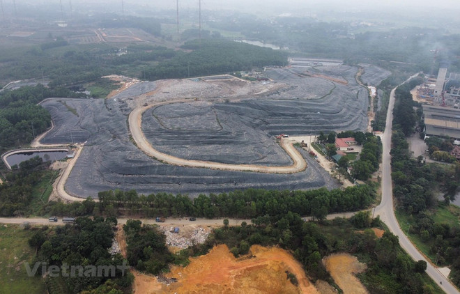 Khu xử lý chất thải rắn Xuân Sơn tại huyện Sóc Sơn nhìn từ trên cao. (Ảnh: Hoài Nam/Vietnam+) Xử lý rác thải rắn sinh hoạt tại nguồn: 'Mệnh lệnh' không thể trì hoãn ảnh 1