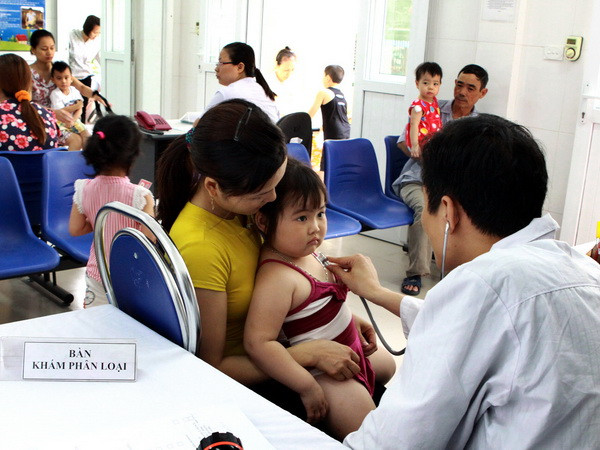 Tiêm phòng sởi miễn phí cho trẻ từ 2 đến 10 tuổi. (Ảnh: Dương Ngọc/TTXVN) Dịch sởi ở Hà Nội: "Giảm nhiệt" nhưng không thể chủ quan ảnh 1