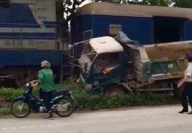 Va chạm giữa tàu chở than và xe tải, một người bị thương nặng ảnh 1