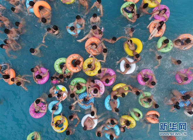 Hãi hùng cảnh người dân Trung Quốc đổ ra bể bơi chống nóng ảnh 4