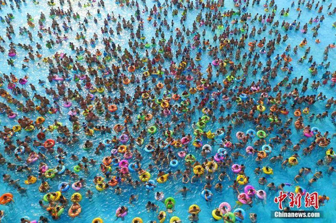 Hãi hùng cảnh người dân Trung Quốc đổ ra bể bơi chống nóng ảnh 1