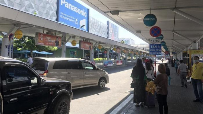 Sân bay Tân Sơn Nhất thông thoáng hơn sau khi triển khai phân làn ôtô ảnh 1