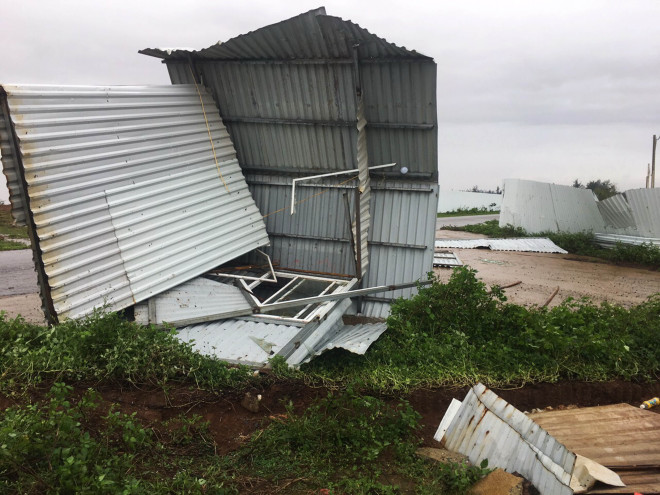 Bão số 13 gây hư hại nhiều nhà dân ở Quảng Trị. (Ảnh: Hồ Cầu/TTXVN) Bão số 13 đã gây nhiều thiệt hại tại Quảng Bình và Quảng Trị ảnh 1
