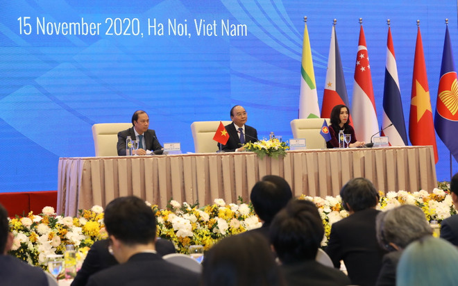 Thủ tướng Nguyễn Xuân Phúc, Chủ tịch ASEAN 2020 chủ trì buổi họp báo. (Ảnh: Văn Điệp/TTXVN) 'Chủ đề do Việt Nam đưa ra trở thành thương hiệu chung của ASEAN' ảnh 1