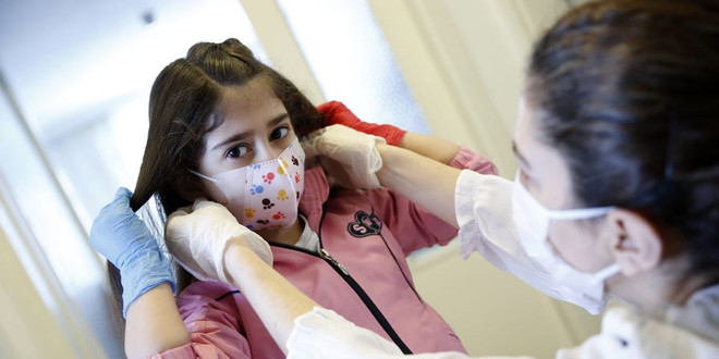 Thanh thiếu niên có thể truyền bệnh COVID-19 như người trưởng thành ảnh 1