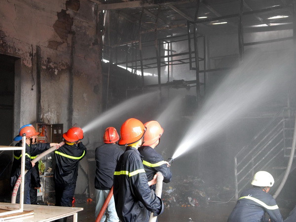 Lửa thiêu rụi một tiệm may ngay trung tâm thành phố Đà Lạt ảnh 1