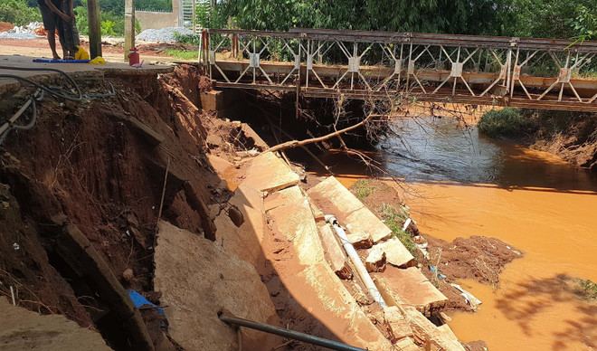 Bình Phước: Cây cầu từng bị sập, tiếp tục sạt lở khiến người dân lo sợ ảnh 1