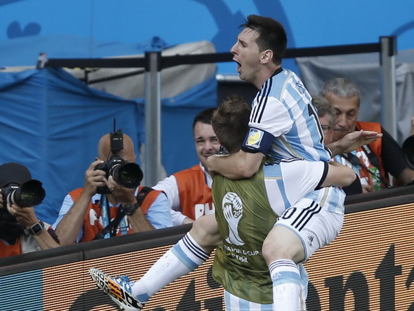 Lionel Messi lập công đưa Argentina vào vòng knock-out ảnh 1
