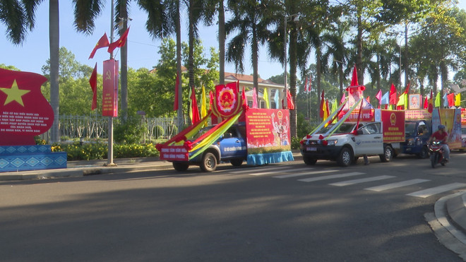 Triển lãm tranh cổ động tấm lớn tuyên truyền bầu cử tại Bình Phước ​ ảnh 1