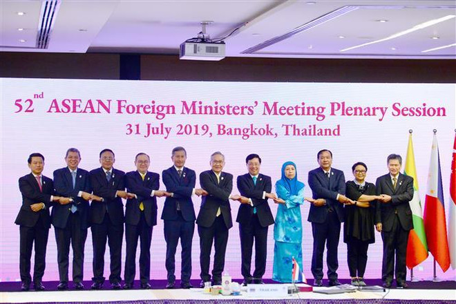 Các Bộ trưởng Ngoại giao ASEAN chụp ảnh chung. (Ảnh: Ngọc Quang-Hữu KiênTTXVN) Khai mạc Hội nghị Bộ trưởng Ngoại giao ASEAN lần thứ 52 ảnh 3