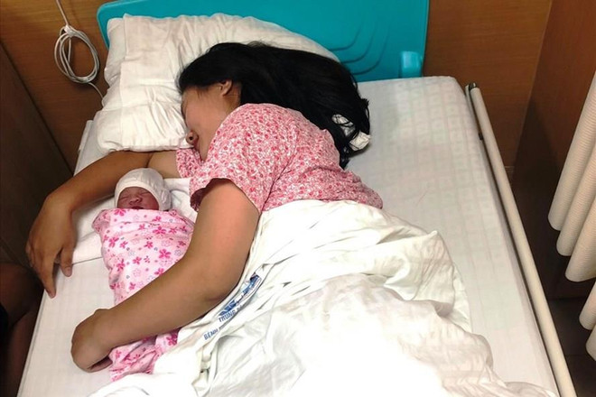 Hy hữu sản phụ đẻ rơi con gái nặng 3,2kg ngay trên xe taxi ảnh 1