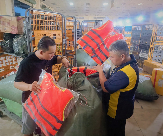 Những chuyến hàng hỗ trợ từ tỉnh Cà Mau được đóng gói cẩn thận gửi đến bà con vùng bão lũ. (Ảnh: Huỳnh Anh/TTXVN) ttxvn_ca ma bao so 3.jpg